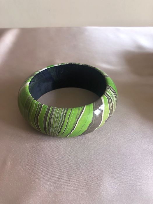 Pulseira bonita em tons verdes