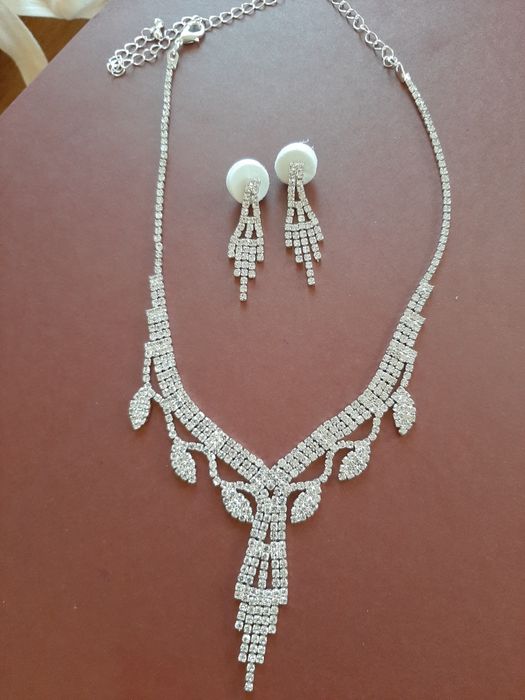 Conjunto colar / fio e brincos brilhantes