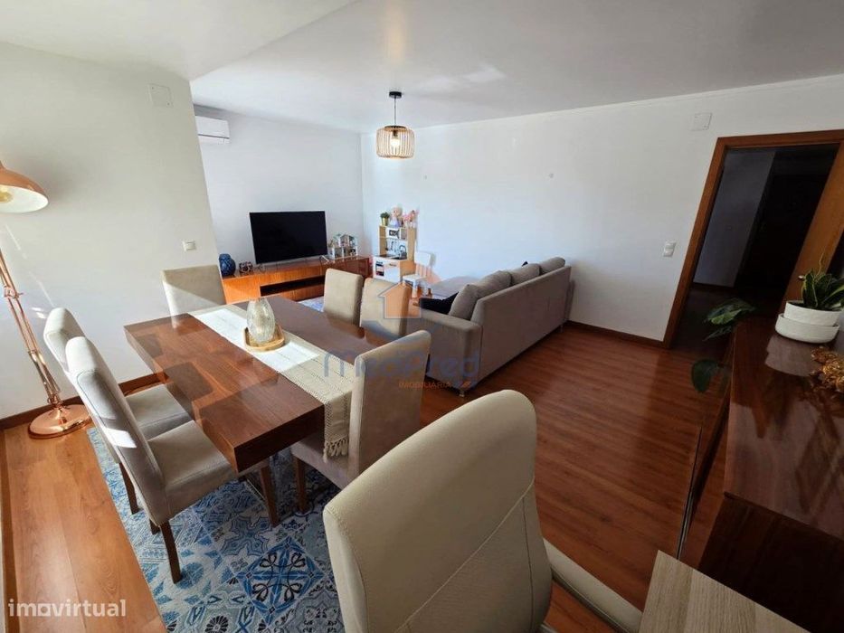 Apartamento T2 com Varanda, Parqueamento e Arrecadação | Alta de Li...
