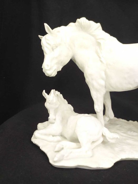 Статуэтка  лошадь с жеребёнком Кайзер 488