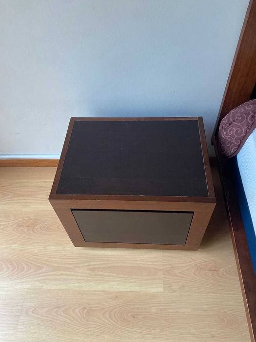 Cama de casal com mesas de cabeceira e estrado