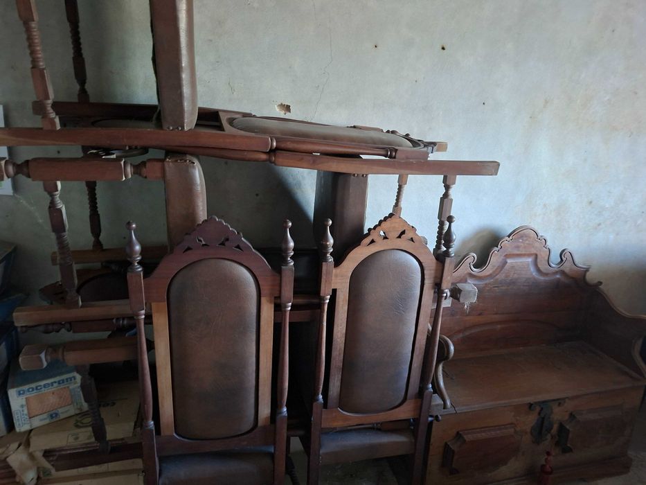 Mesa de jantar,com 8 cadeiras +  uma cama  uma cómoda e 2 mesinhas de cabeceira e um banco baú