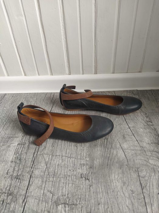 Czarne skórzane baleriny z brązowym paskiem na kostce Lilimill roz. 39