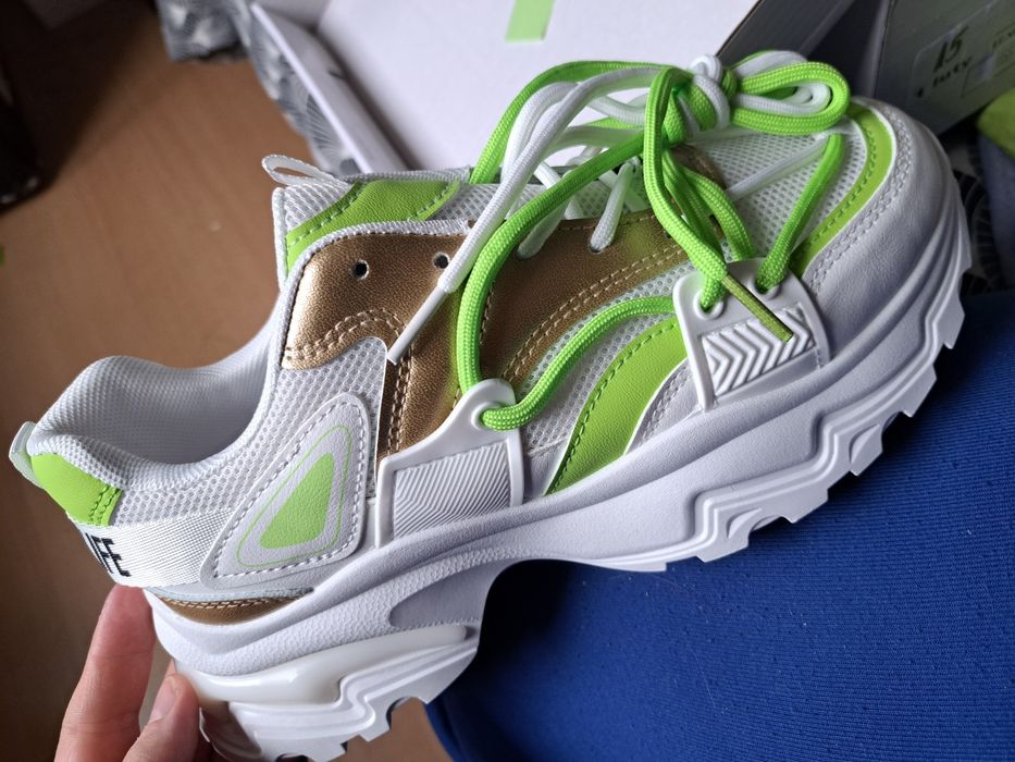 Buty nowe w kartonie