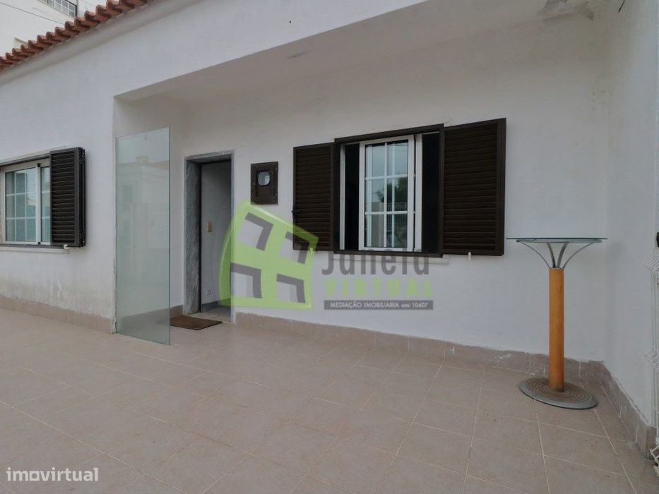 Moradia Isolada T3 para Recuperar com Sótão Aprovado | Quinta do Conde