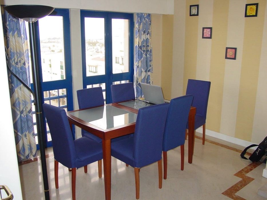 Mesa de jantar EXTENSIVEL com 6 cadeiras.