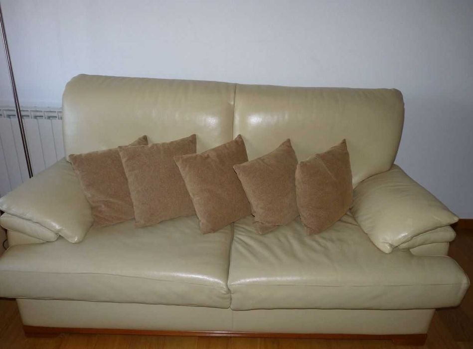 Sofá 3 lugares em pele