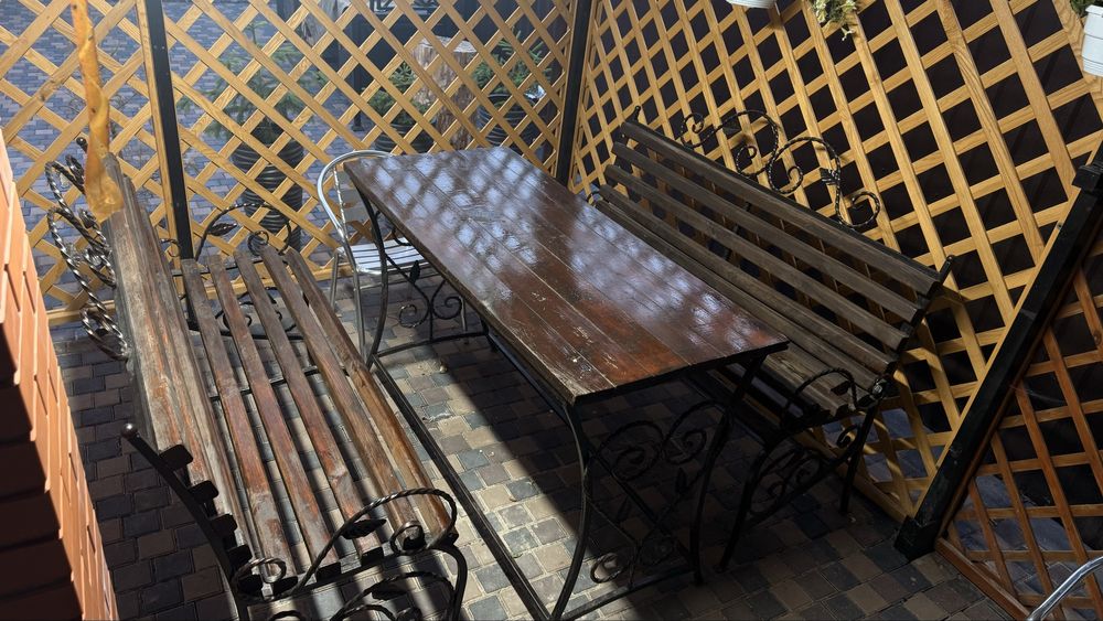 Кованый деревяный стол с лавками