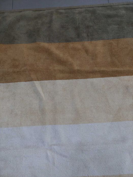 Carpete tons castanhos muito boa.