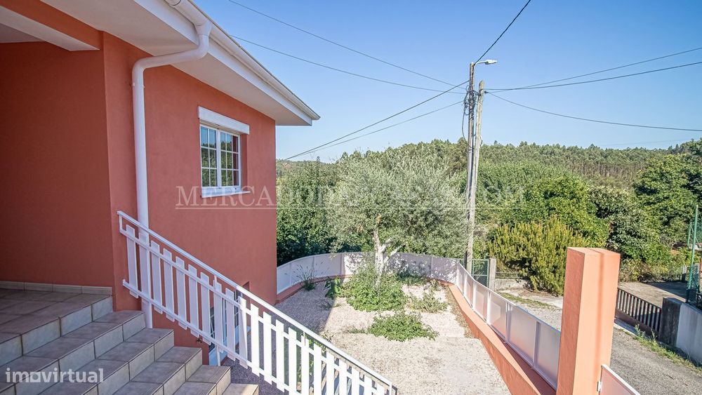 Térrea, com terraço, jardim, aproveitamento de sótão e uma garagem...