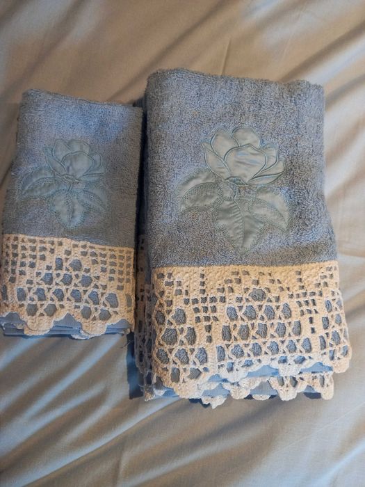 Conjunto de toalhas de banho azul, com aplicações de croché