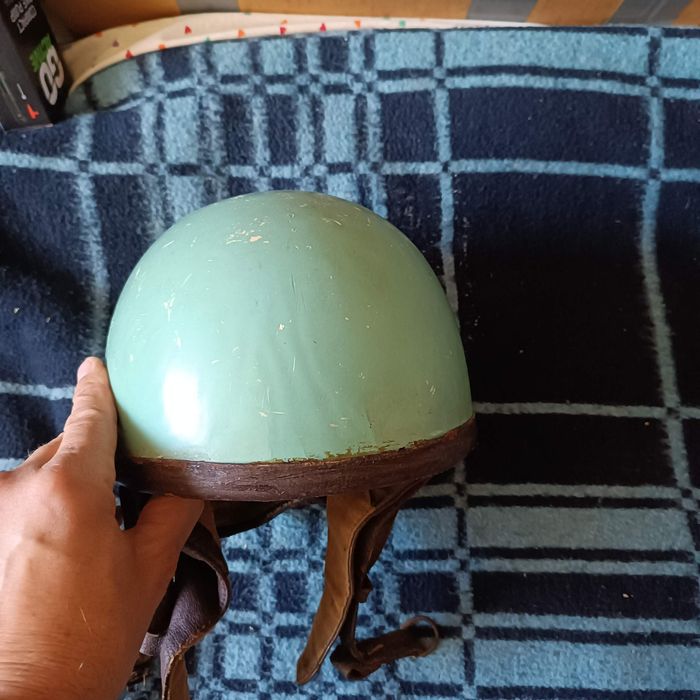 Kask Orzeszek z epoki PRL-u