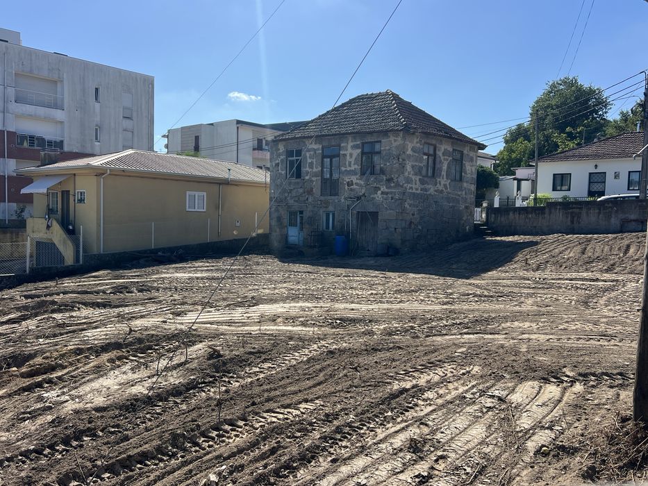 Casa para restauro com 1240 metros de terreno em Penafiel