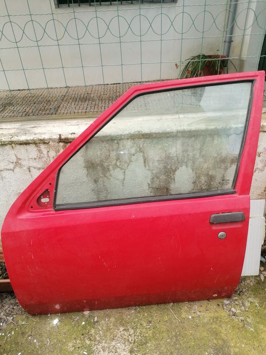 Corsa A portas vermelhas