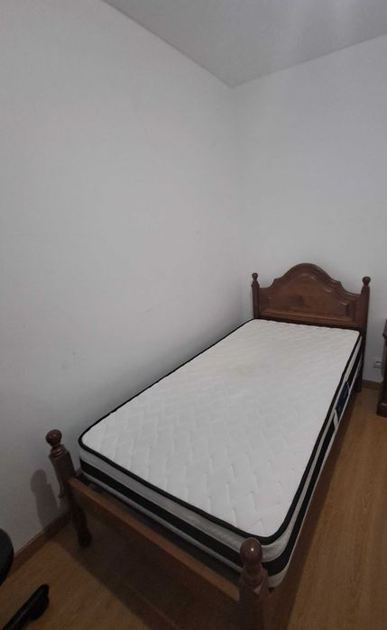 Cama e colchão de solteiro