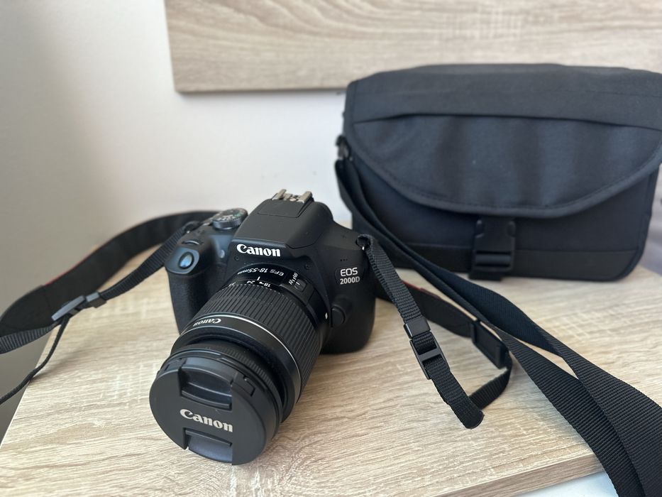 Máquina Fotográfica Canon EOS 2000D com mala transporte