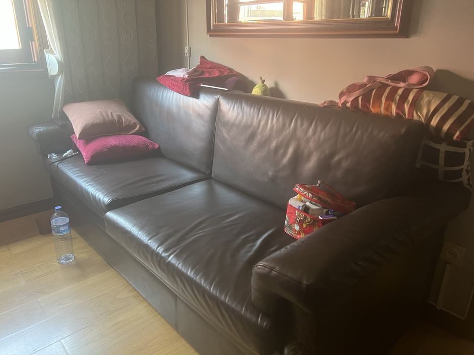 Sofa cama em pele castanho