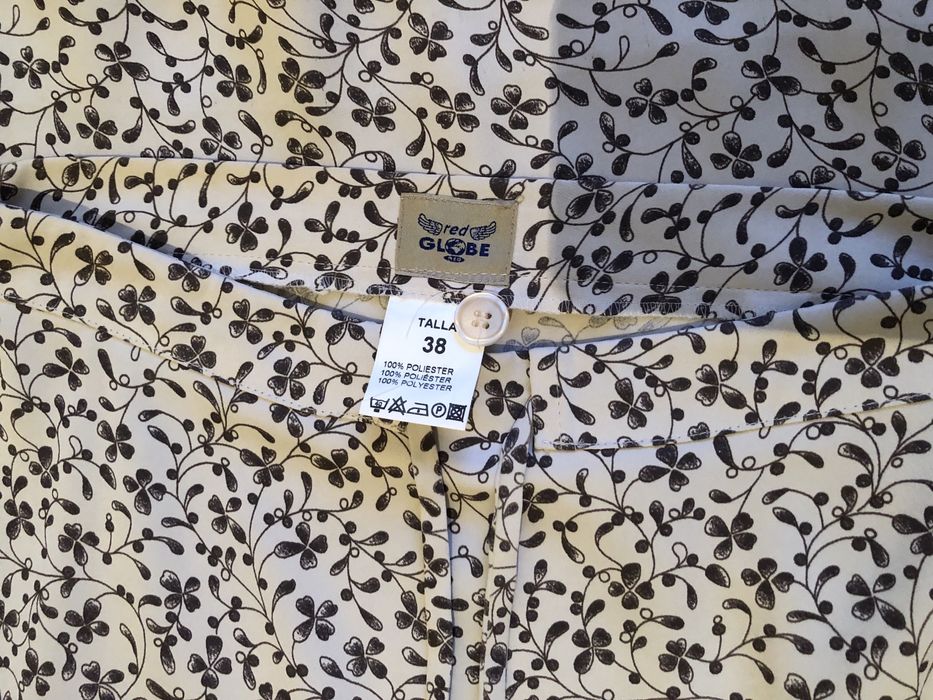 Saia bege às flores da Globe