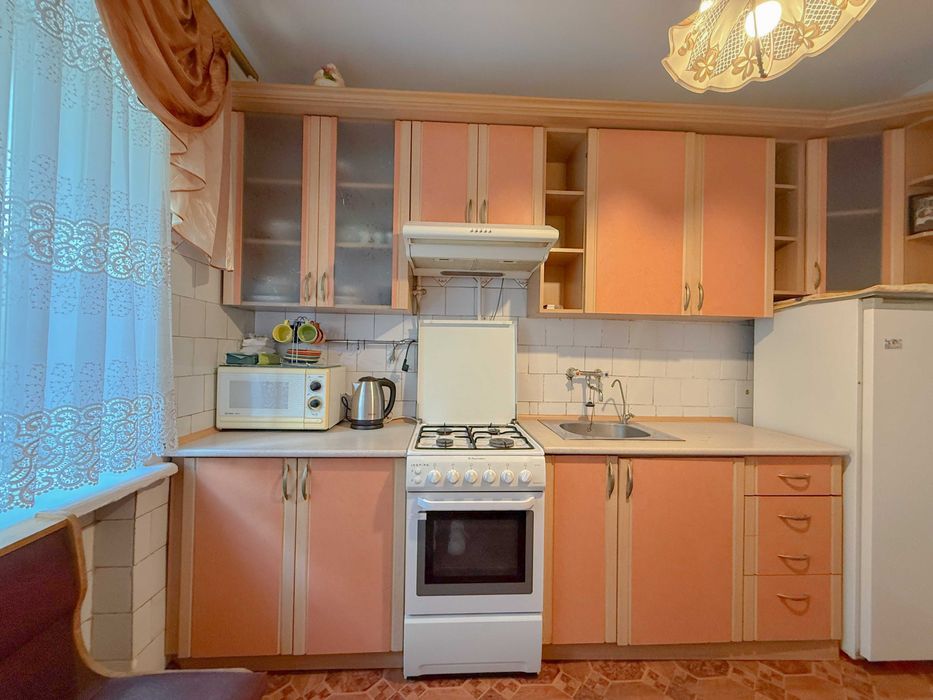 Продам 3-кімнатну квартиру в цегляному будинку.  вул.Міцкевича, 5