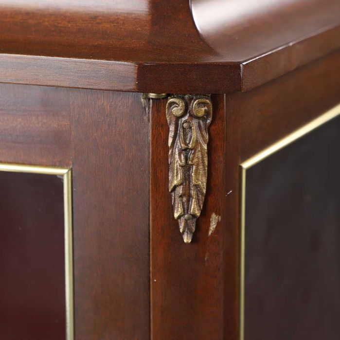 Przeszklona mahoniowa witryna