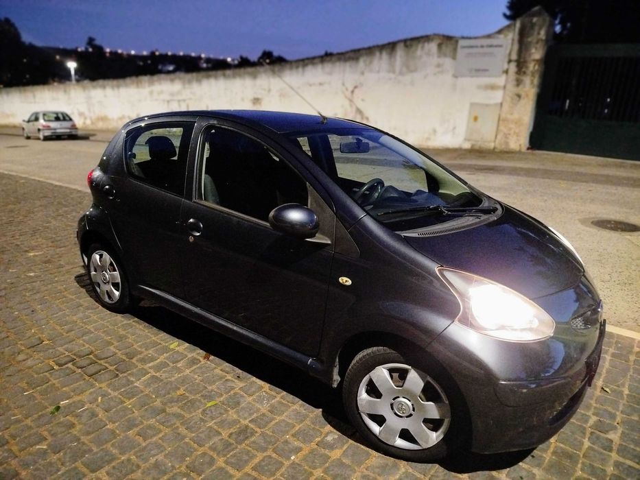 Toyota Aygo 1.0 Plus AC urbano economico — photo 2