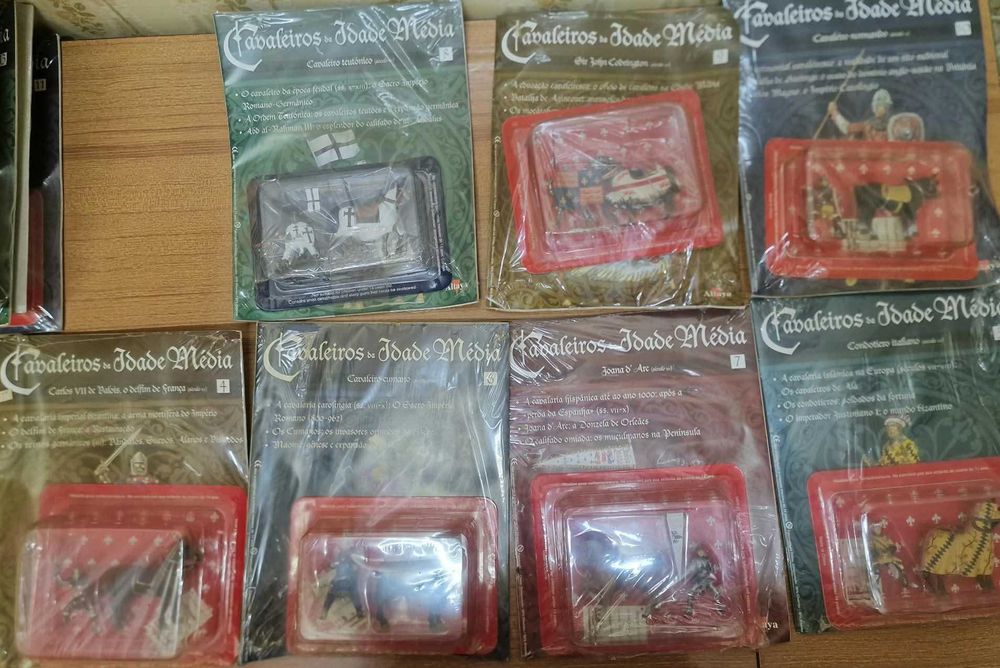 Lote "Cavaleiros da Idade Média" – Altaya – 18 números seguidos, selados + 3 figuras