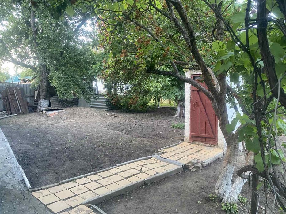 Продається будинок у центрі села