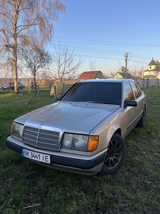 Мерседес 124 автомобіль який виділяється з натовпу