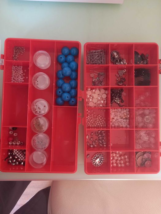 Vendo lote de 13 caixas para fazer bijouterie