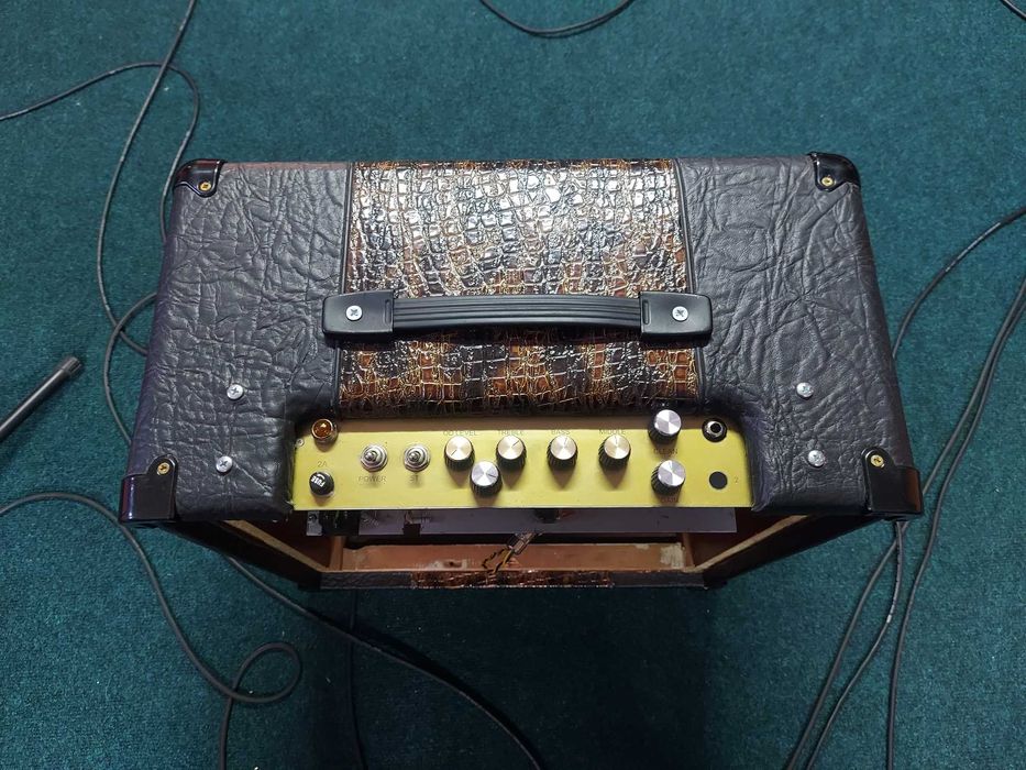 Ламповий гітарний комбопідсилювач.