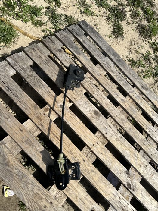 Кріплення запасного колеса mercedes sprinter w907,w910,a9104001100