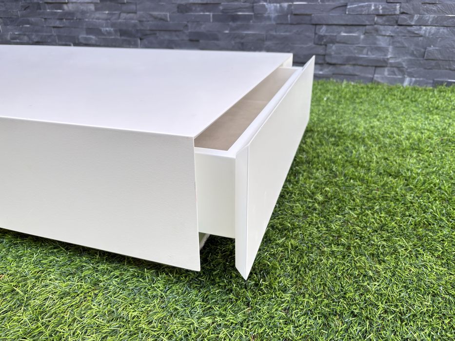 Mesa de centro lacada a branco com gaveta oculta estofada