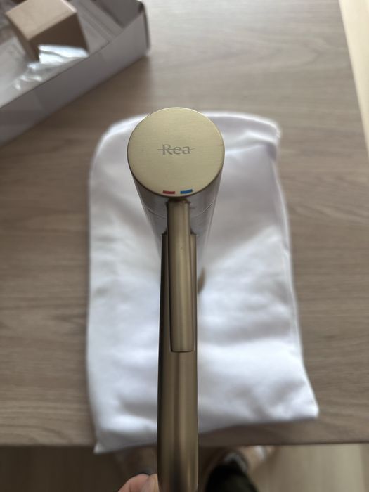 Bateria umywalkowa łazienkowa  REA LUNGO wysoka złoto szczotkowane