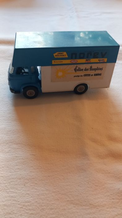 miniatura colecionável Norev Saviem SG4 "Racing Team Jimmy Mieusset", um camião em escala 1:43 produzido em plástico.