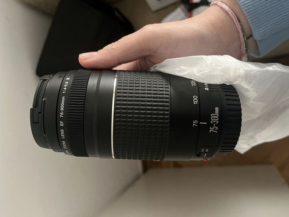 Maquina fotografia Canon EO2000D com objectiva e na caixa