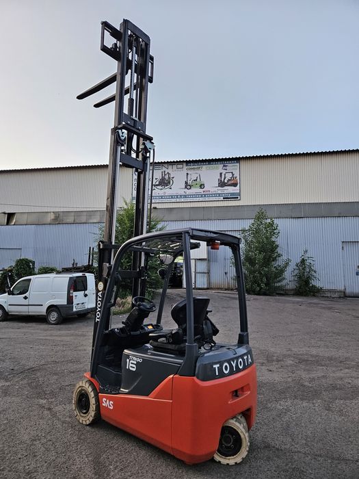 Навантажувачі вилкові в Києві. Вилочные погрузчики Тойота.