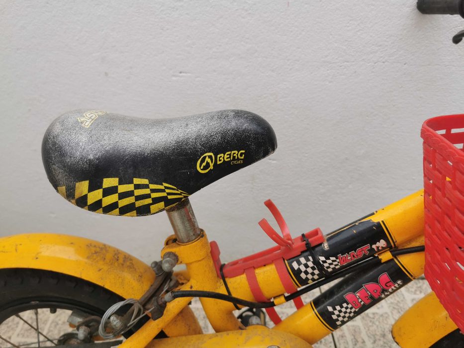 Bicicleta de criança com bastante uso