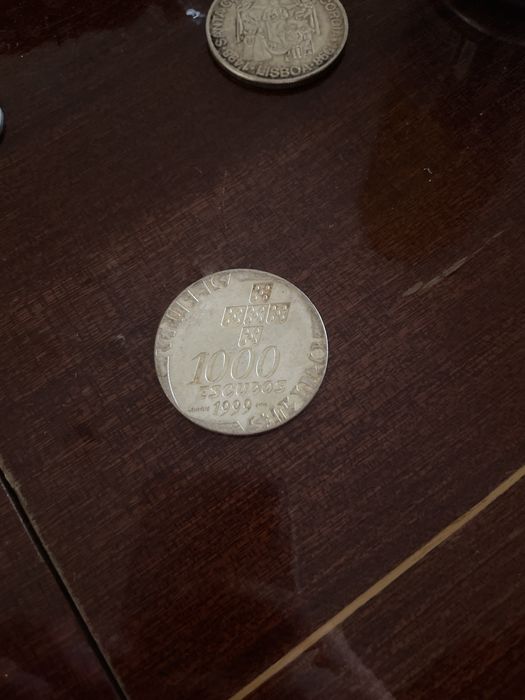 Meodas de 1000 escudos em estado sujo mas em bellissima condicao
