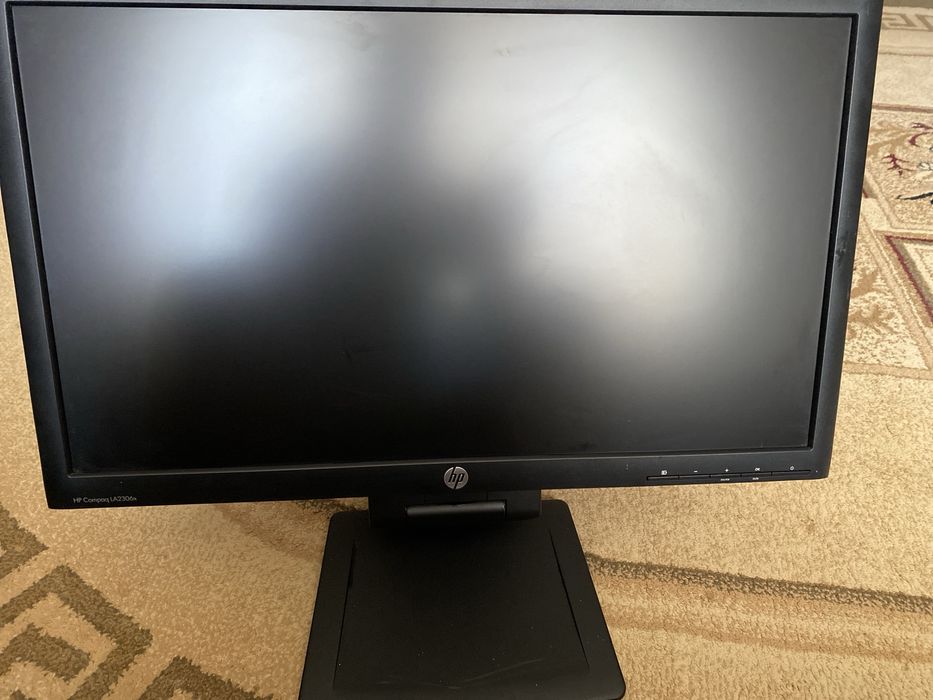 HP Compaq LA2306x 23” FHD (1920×1080).