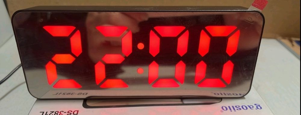 Электронные настольные часы, с температурой и влажностью. Варианты.