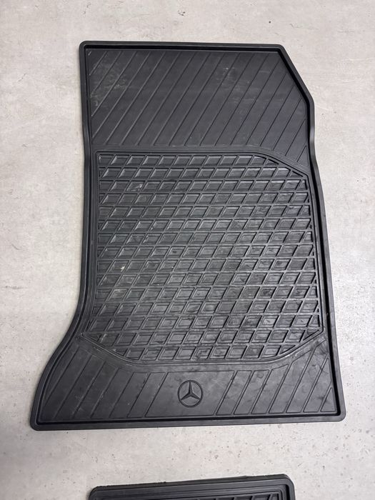 Oryginalne dywaniki gumowe Mercedes Benz GLA X156 komplet przód + tył