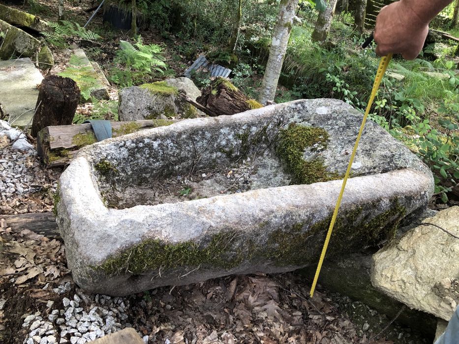 Pia antiga em granito