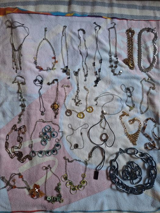 Várias pulseiras brincos e fios