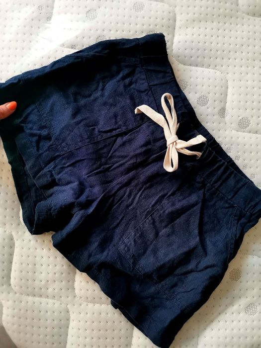 Krótkie spodenki materiałowe