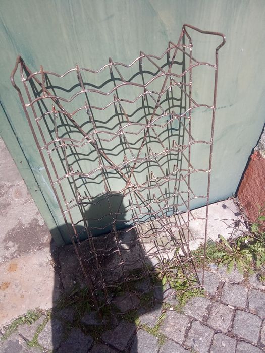 Garrafeira pintura nova. Ferro .