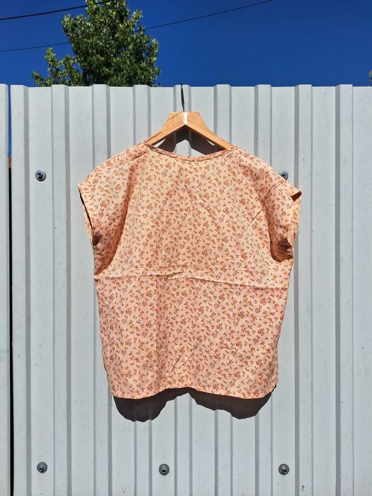 T-shirt coral c/flores pequenas