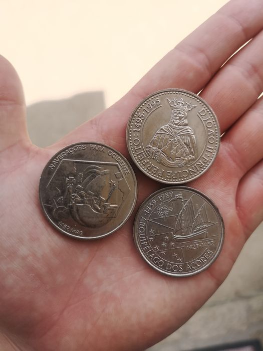 Moedas 200 e 100 escudos