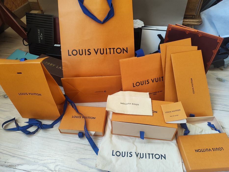 Упаковочні брендові коробки для парфуми та інше.