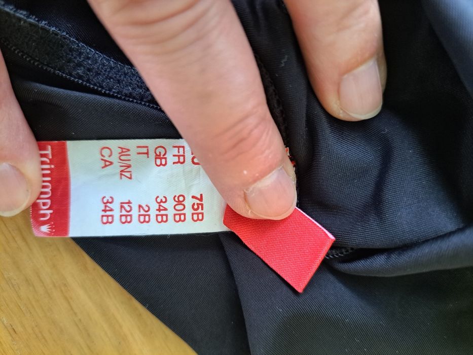 Body czarne Triumph 75B