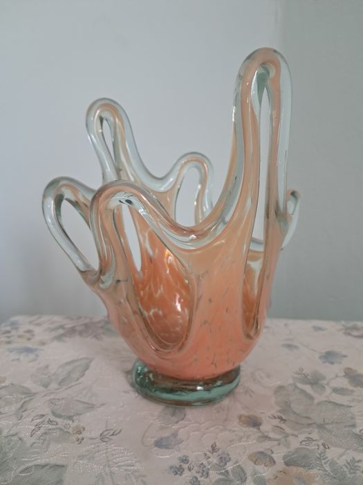 Piękna forma artystycznego szkła ,, Chusta "